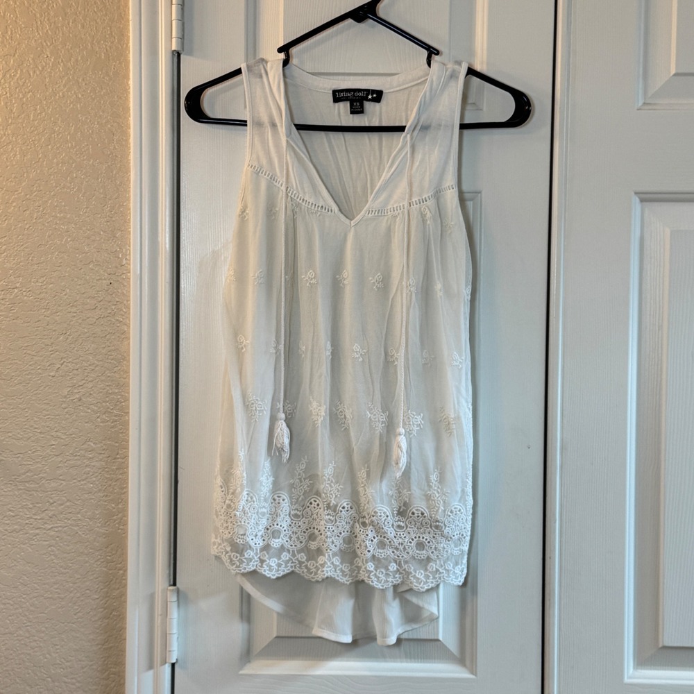 Living Doll Sleeveless White Lace Overlay Flowy Blouse Women's Size XS V-Neck